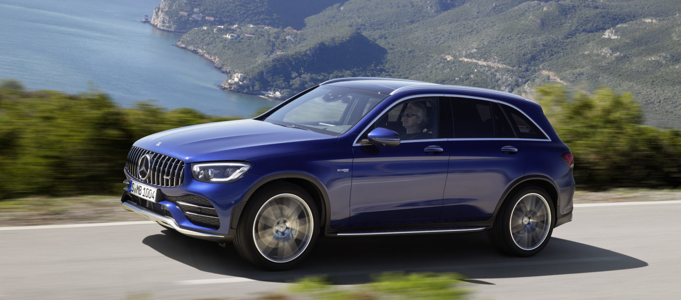 Die neuen Mercedes-AMG GLC 43 4MATIC Modelle: Agiler und markanter: Start frei für die ungleichen ZwillingeThe new Mercedes-AMG GLC 43 4MATIC models: More agile and more distinctive: chocks away for the dynamic duo