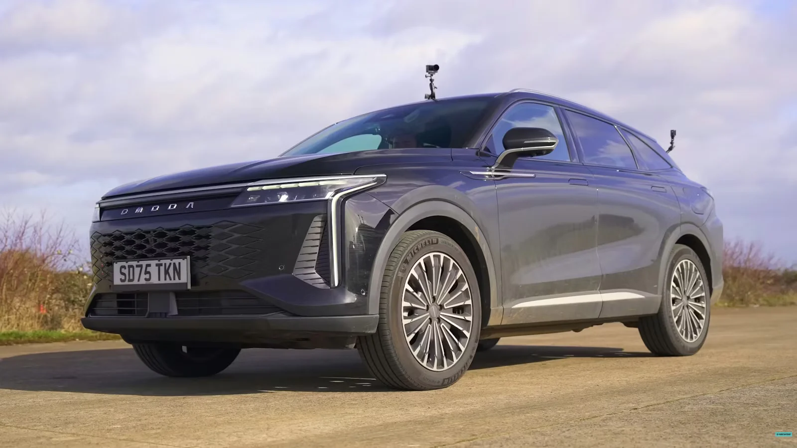 2025-Omoda-9-front-quarter-static-2