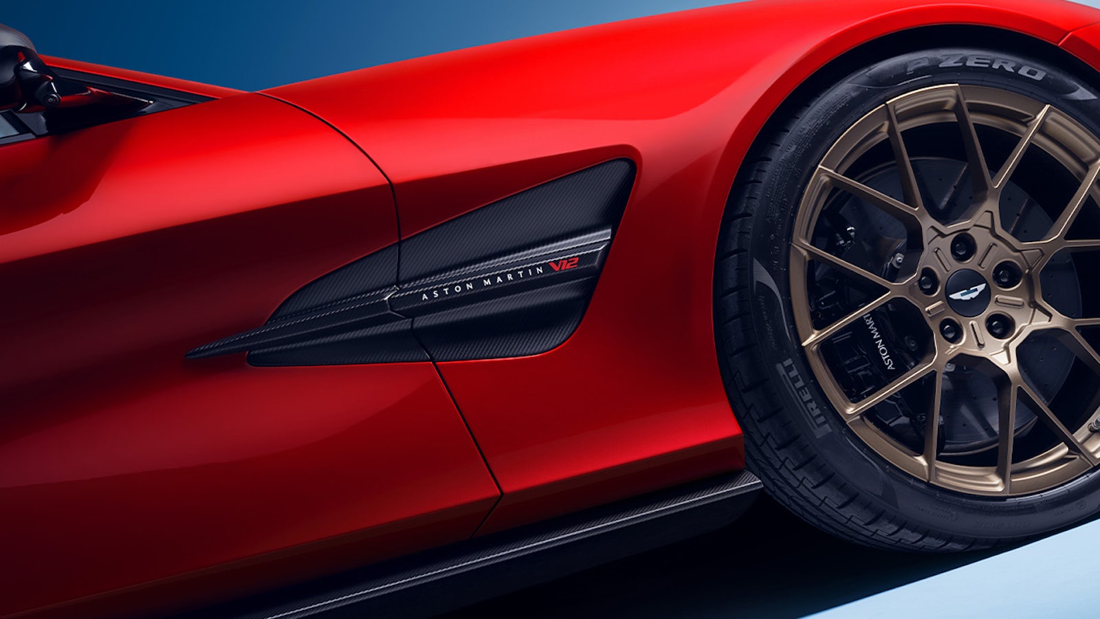 Aston Martin Vanquish V12 Schriftzug