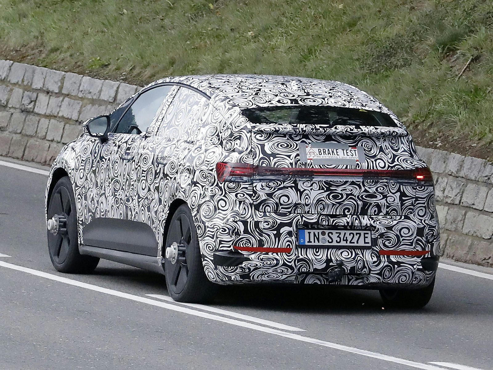 Audi A2 e-tron auf Testfahrt Heckansicht 3