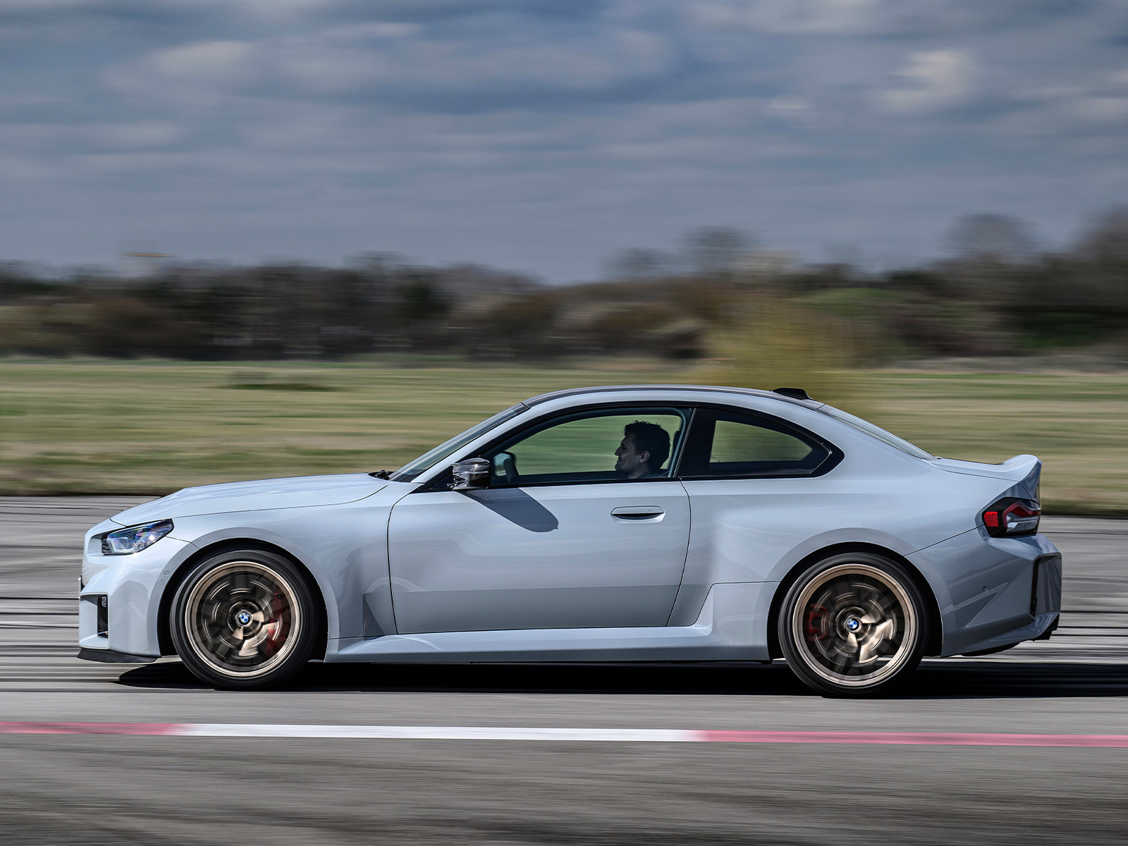 BMW M2 CS 2025 Seitenansicht dynamisch 2