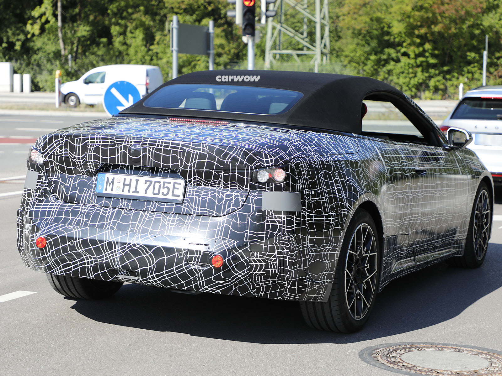 BMW i4 Cabrio auf Testfahrt Heckansicht 2
