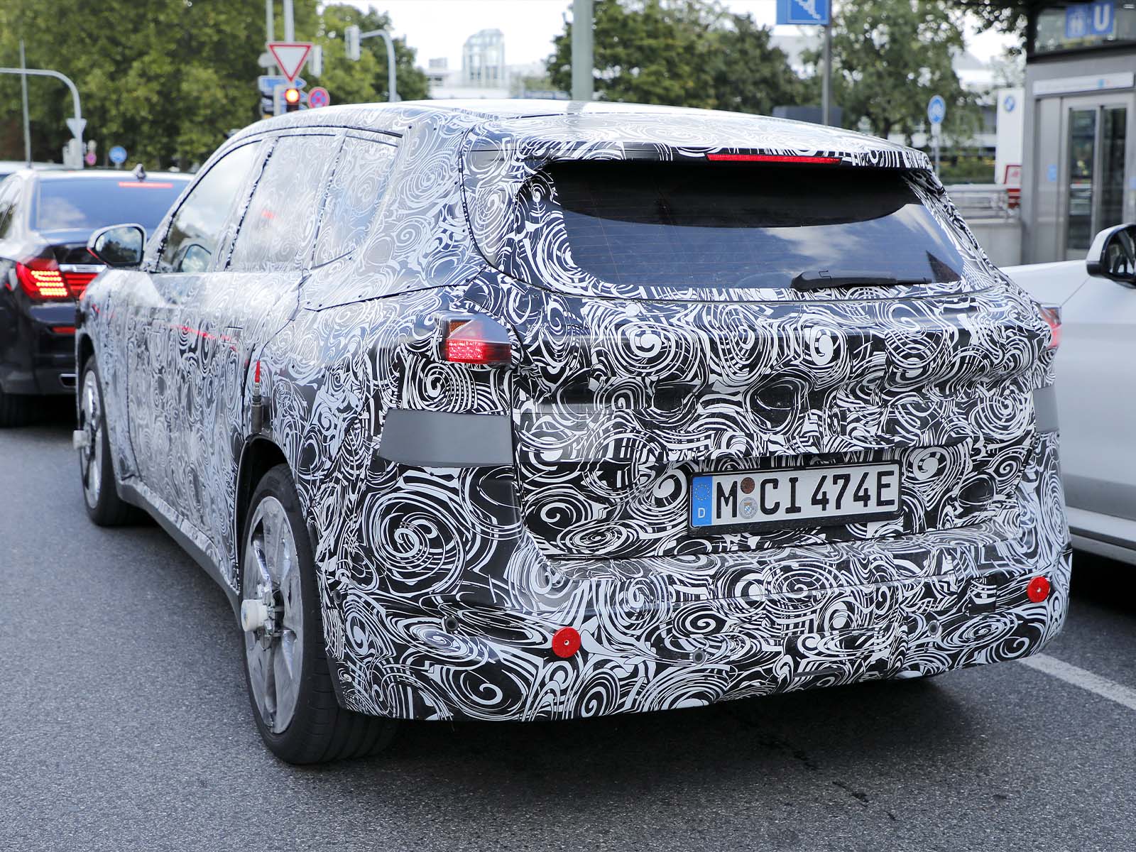 BMW iX1 2027 auf Testfahrt Heckansicht