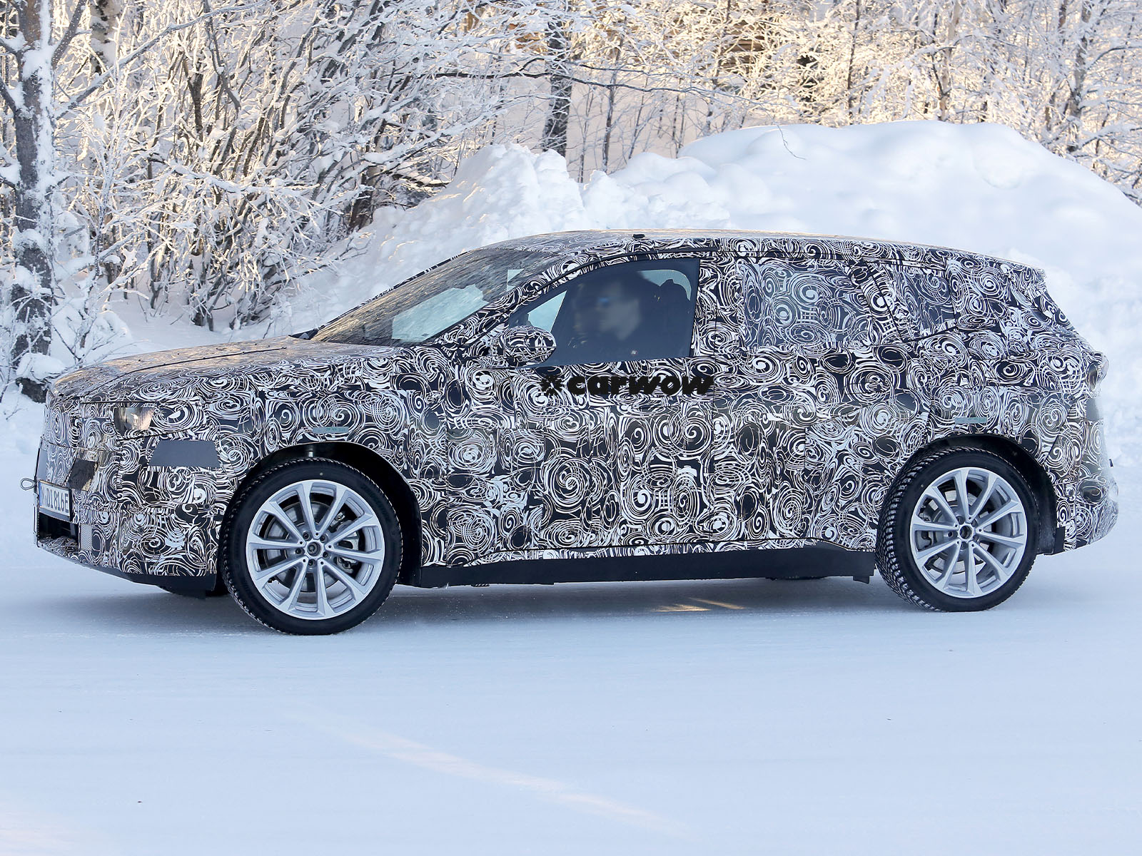 BMW iX1 Wintertestfahrt Seitenansicht