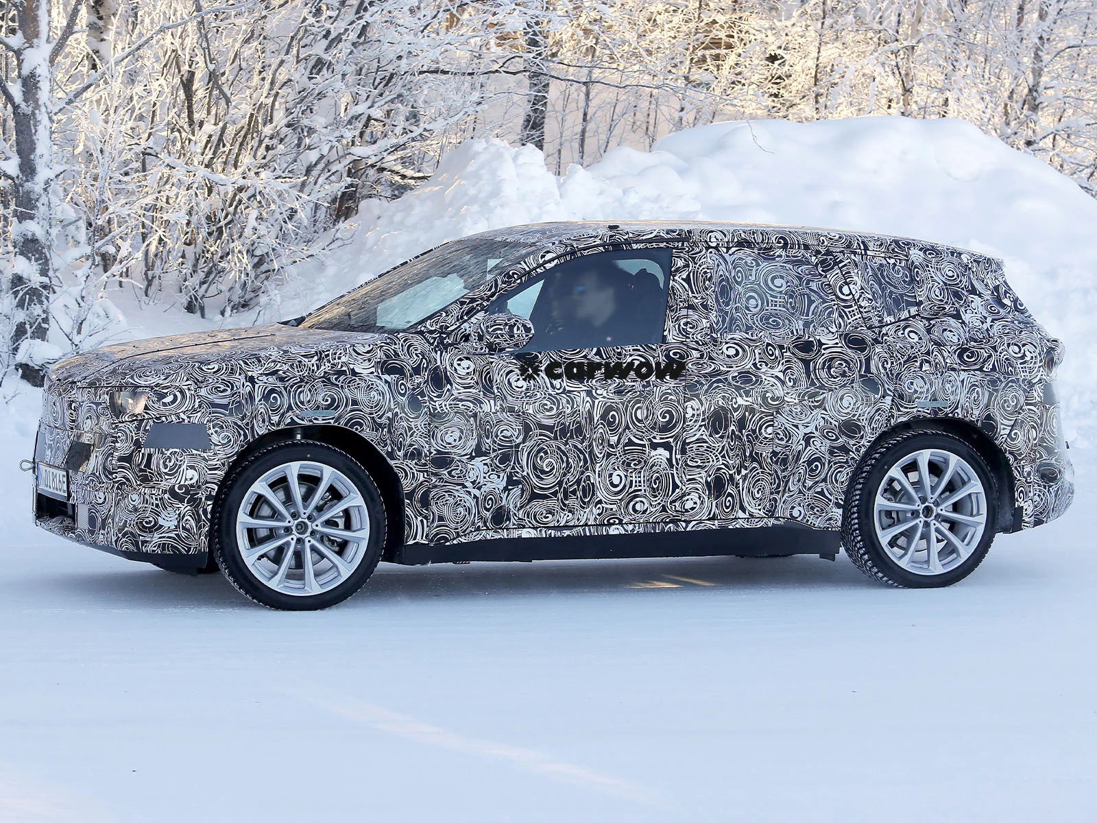 BMW iX1 Wintertestfahrt Seitenansicht