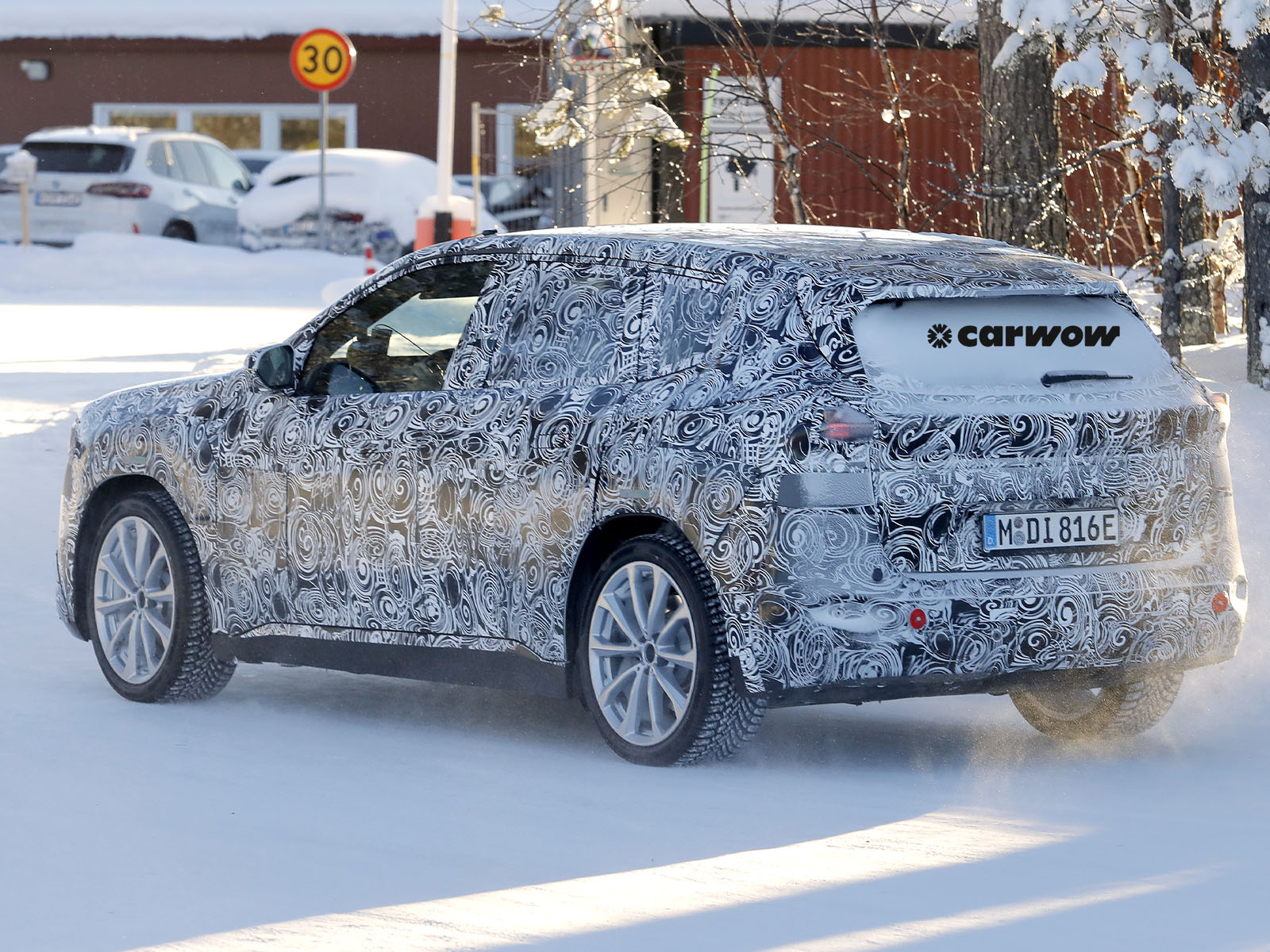 BMW iX1 Winter TestfahrtHeckansicht 2