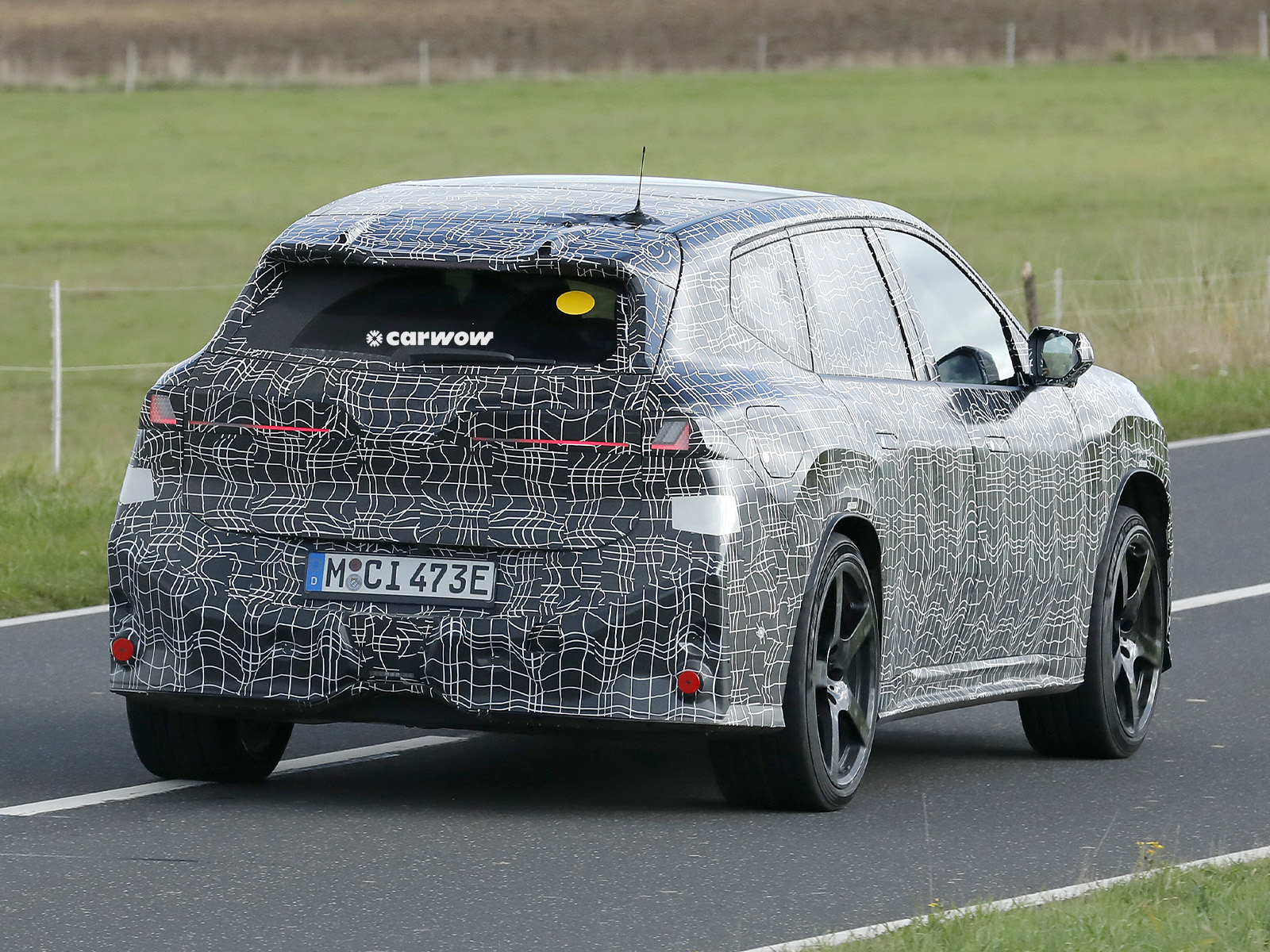 BMW iX3 M auf Testfahrt Heckansicht