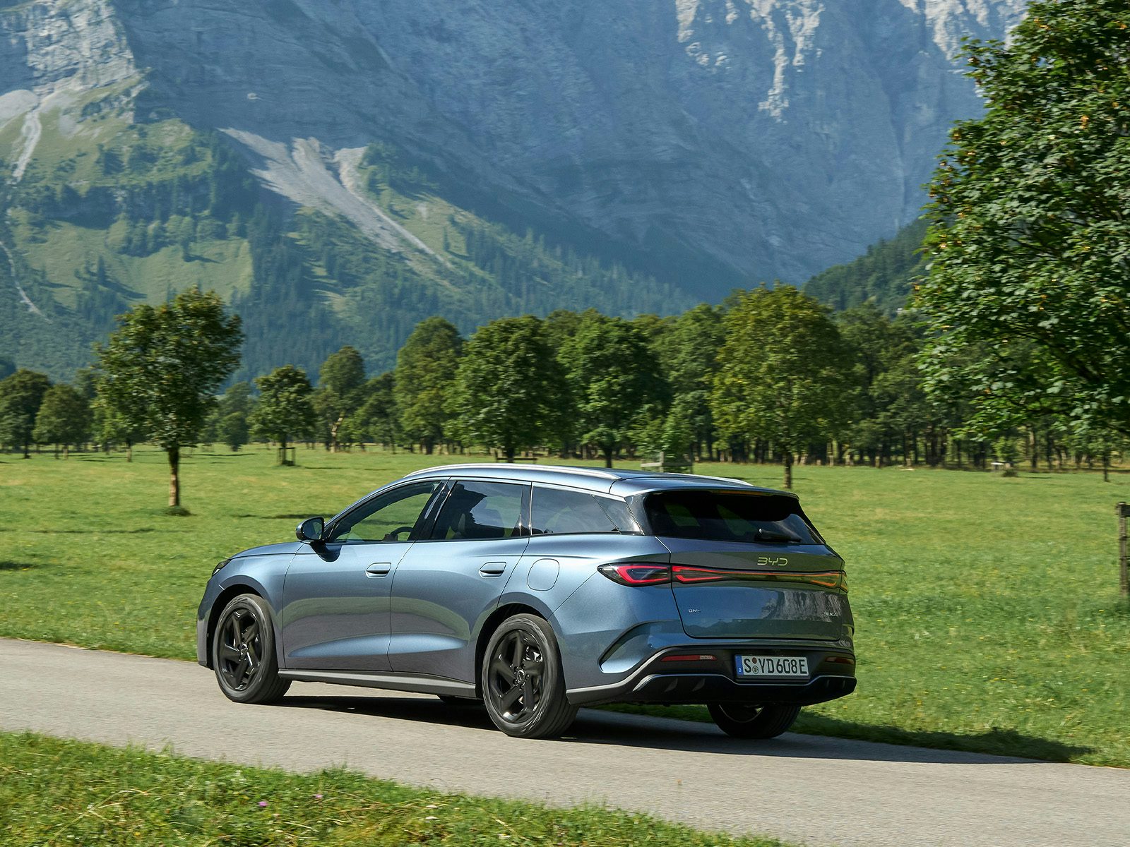 BYD Seal 6 DM-i Touring Vorstellung Heckansicht dynamisch