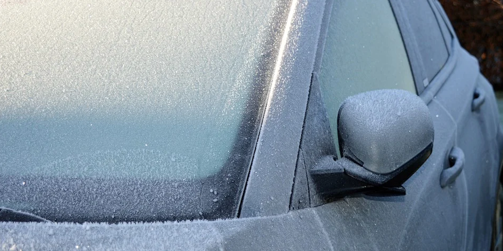 Eis vor der Nase: Autoscheiben von innen gefroren - was tun
