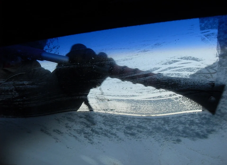 Verschneite Autoscheibe Frontansicht Gefrorenes Auto Bedeckt