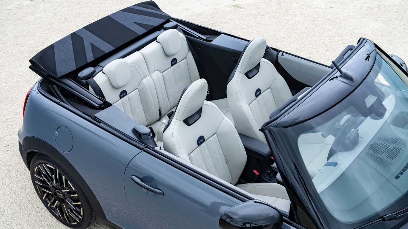 Blick in den Innenraum des neuen Mini Cooper Cabrios