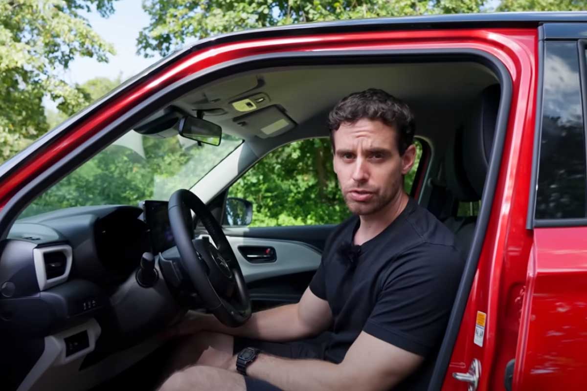 Daniel Hohmeyer im Suzuki Swift, er schaut genervt
