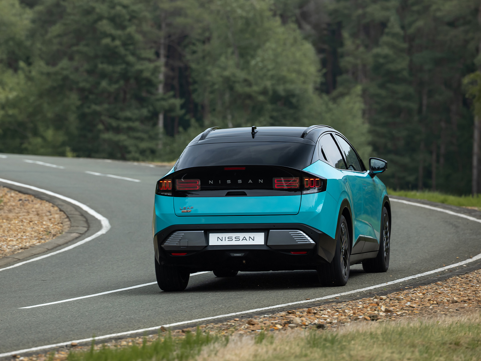 Der neue Nissan Leaf 2026 dynamisch auf Fahrt Heck