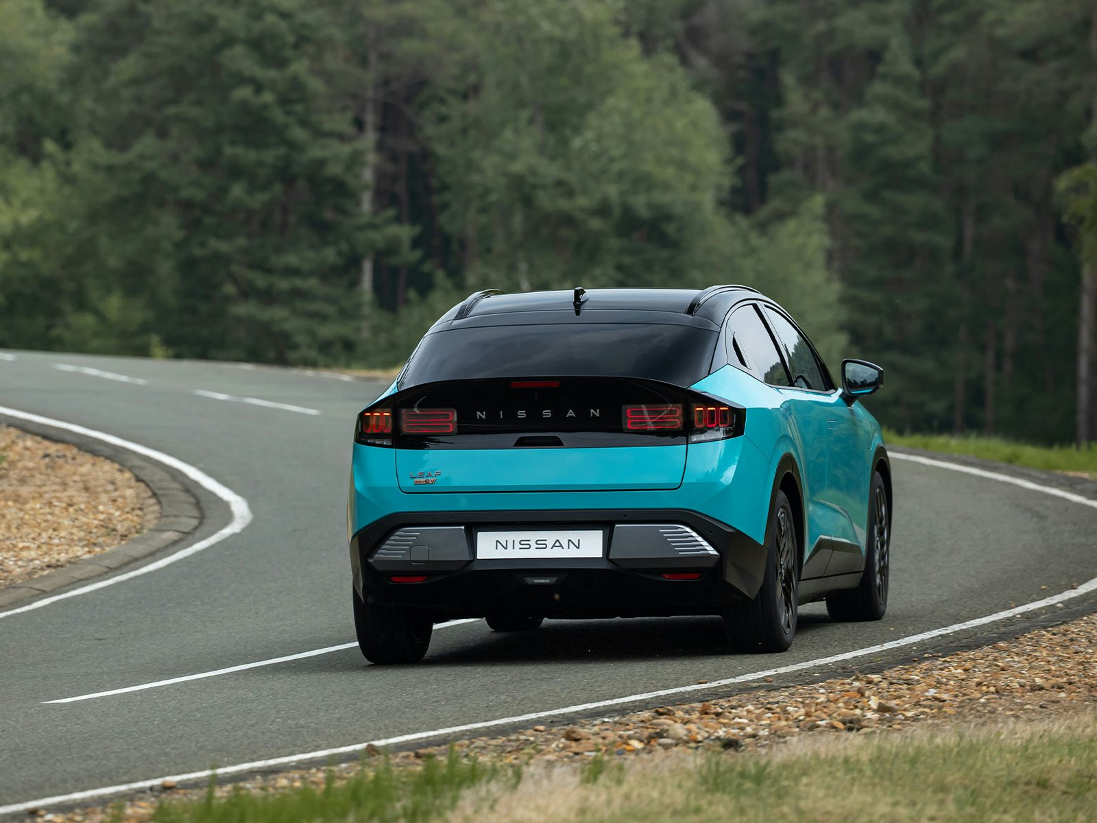 Der neue Nissan Leaf 2026 dynamisch auf Fahrt Heck