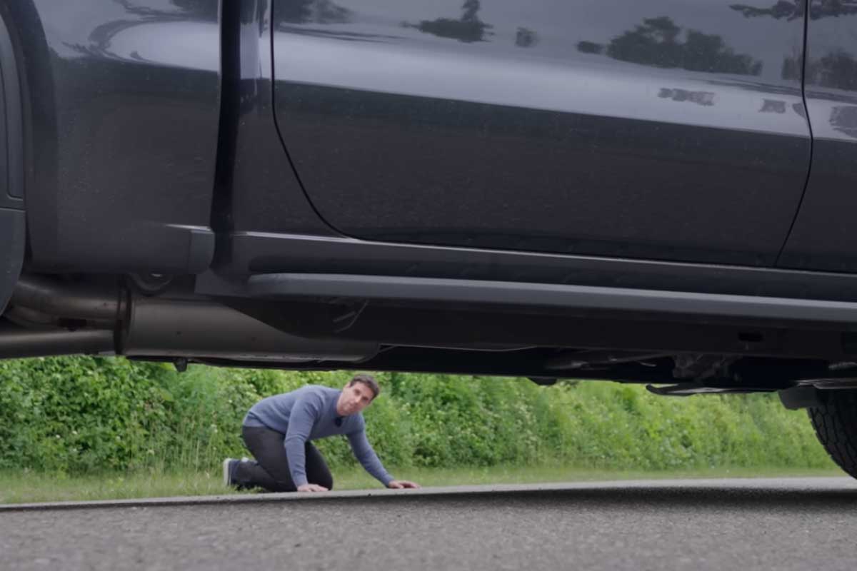 GMC Sierra, Daniel schaut unten durch