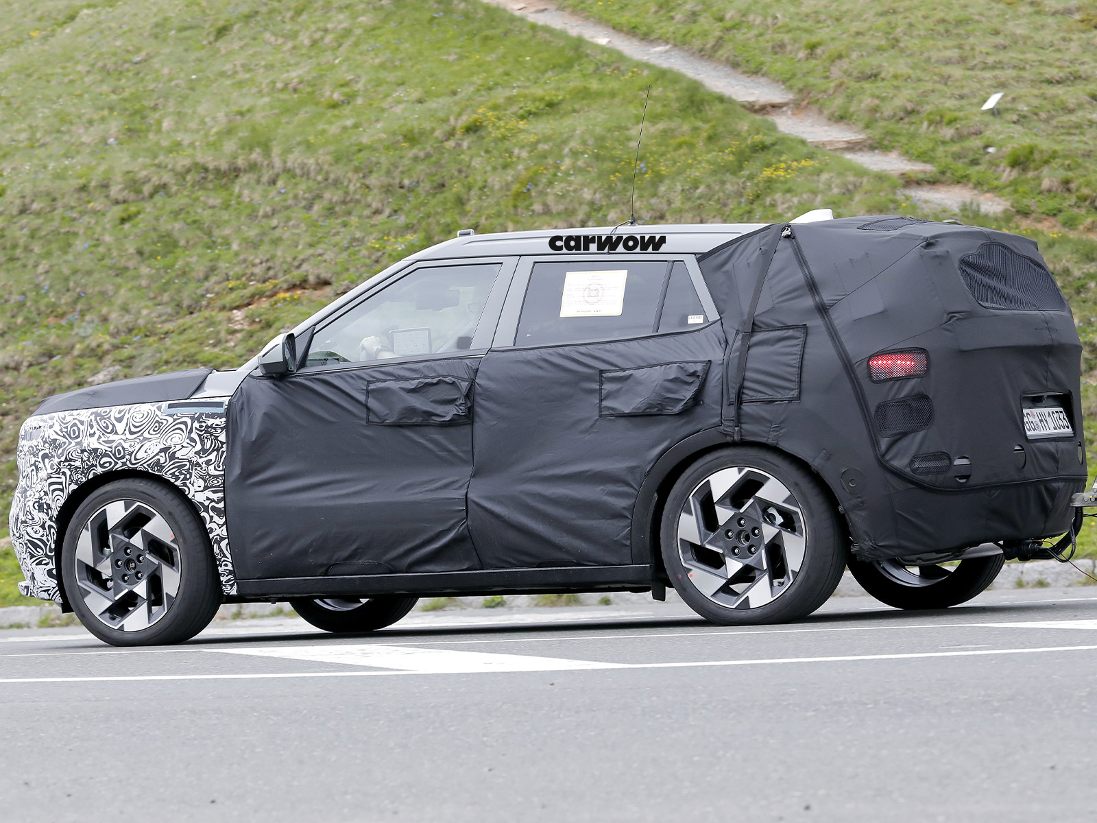 Hyundai Kona auf Testfahrt Seitenansicht 3
