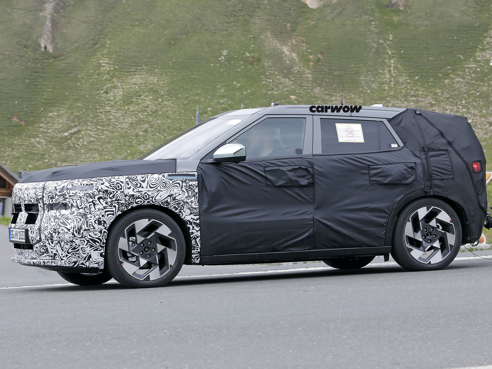Hyundai Kona auf Testfahrt Seitenansicht