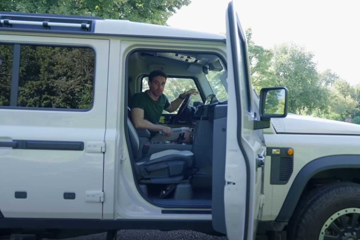 Ineos Grenadier mit offener Tür, Daniel Hohmeyer sitzt drinnen