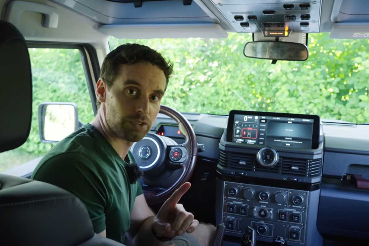 Ineos Grenadier Innenraum Daniel Hohmeyer zeigt auf Mittelkonsole