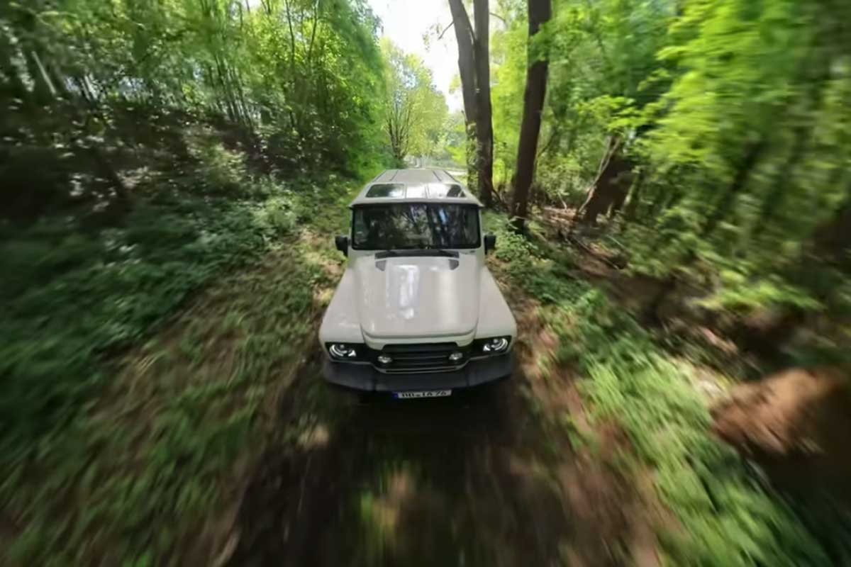 Ineos Grenadier von vorne oben gezeigt im Gelände