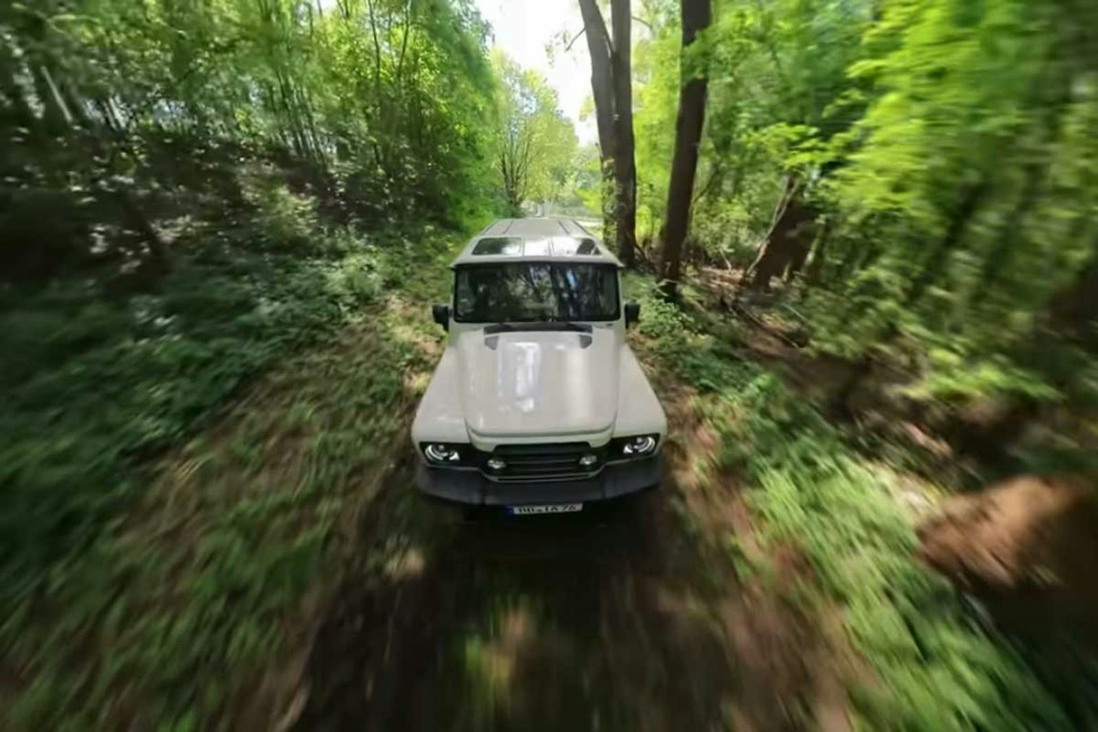 Ineos Grenadier von vorne oben gezeigt im Gelände