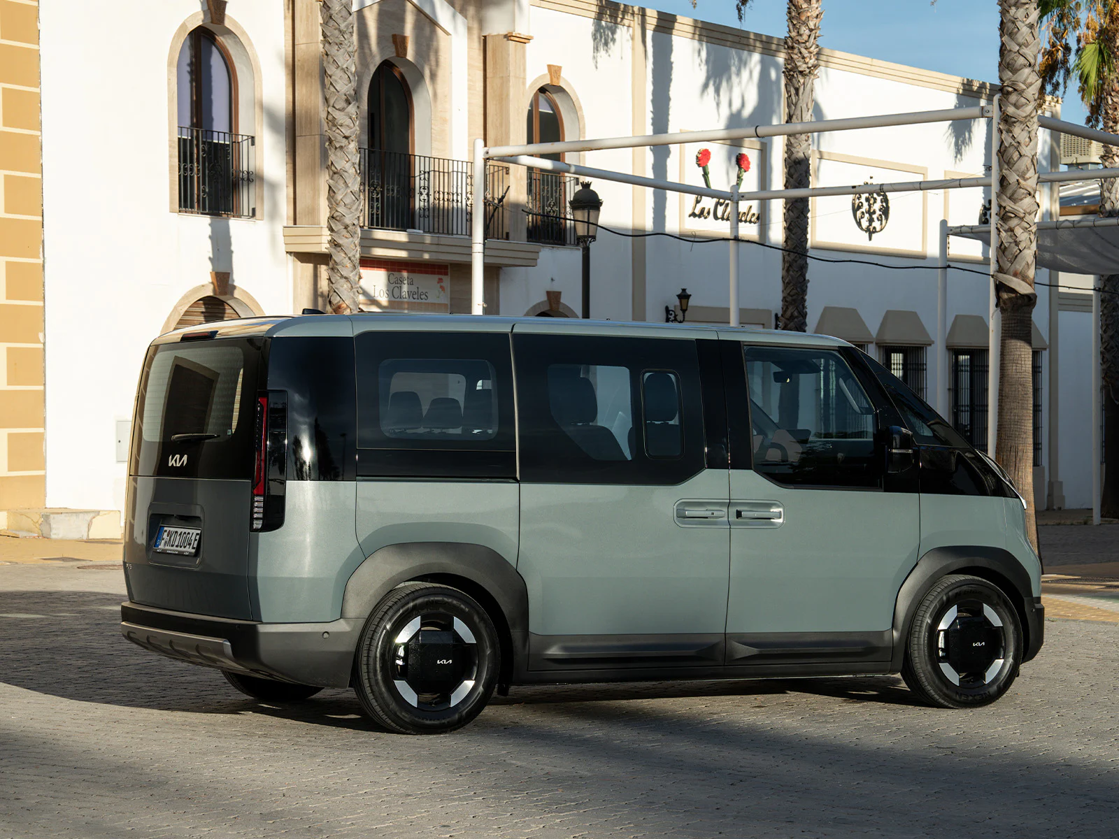 Kia PV5 Passenger im Angebot Seitenansicht