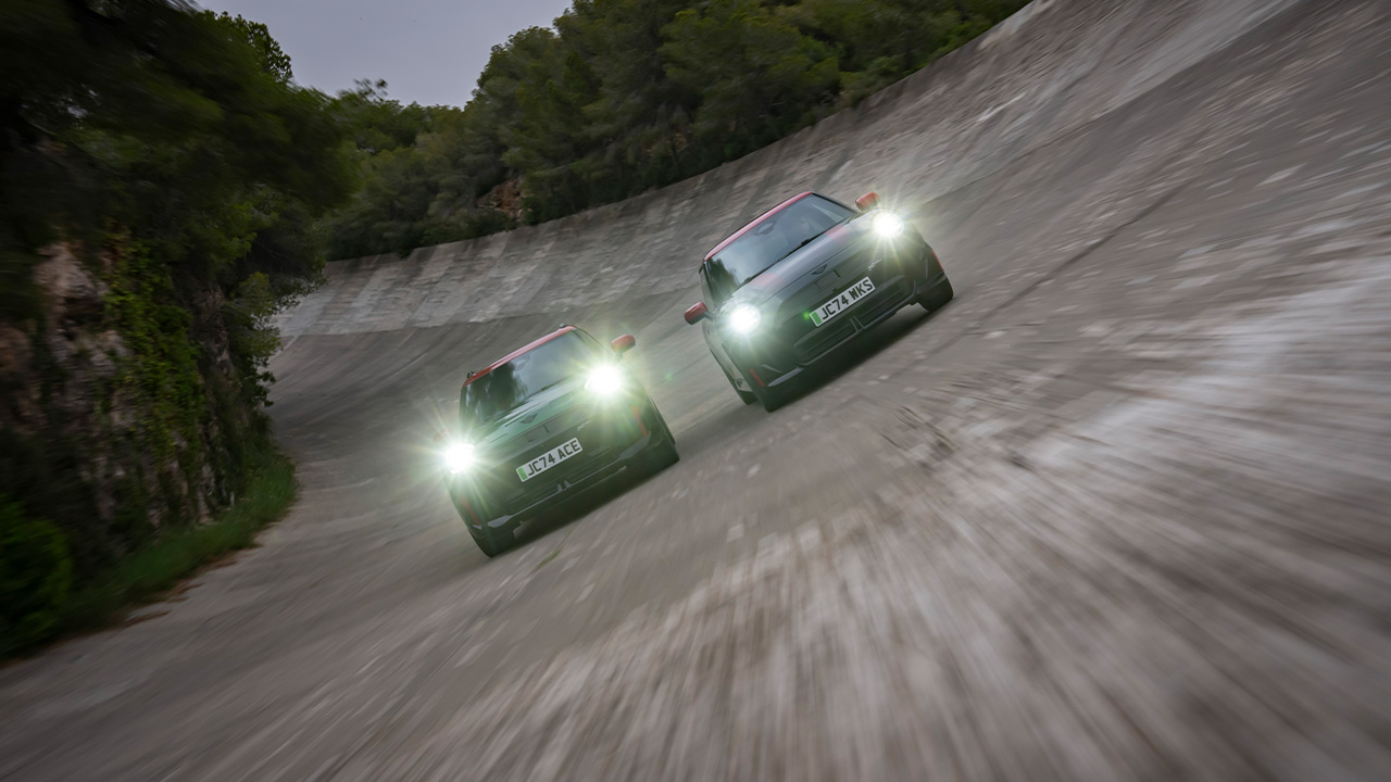 Mini John Cooper Works Electric und Aceman auf Fahrt