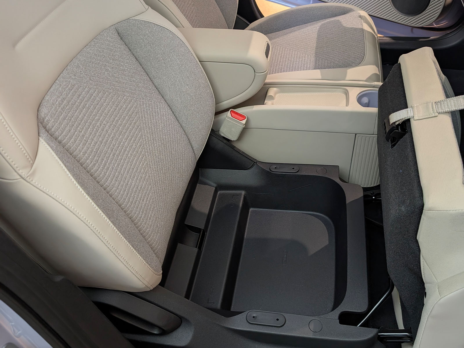 NIo Firefly shelf under the seat