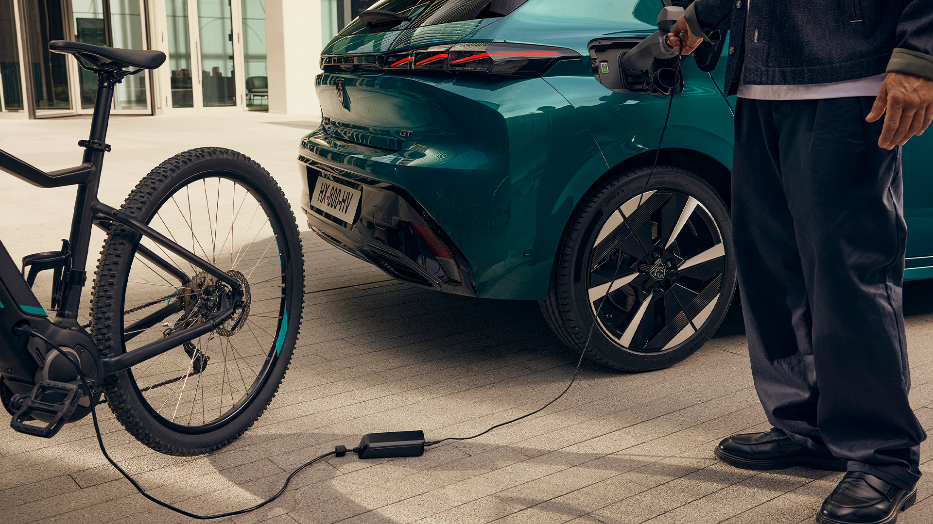 Peugeot 308 Facelift Vehicle to Load