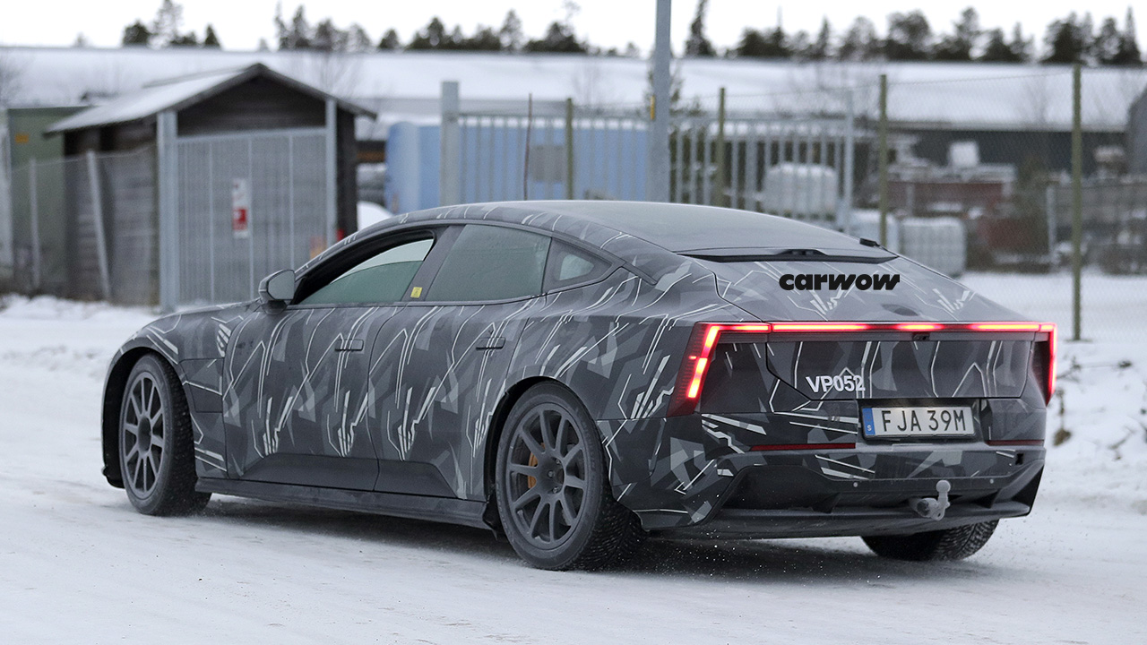 Polestar 5 auf Testfahrt Heckansicht