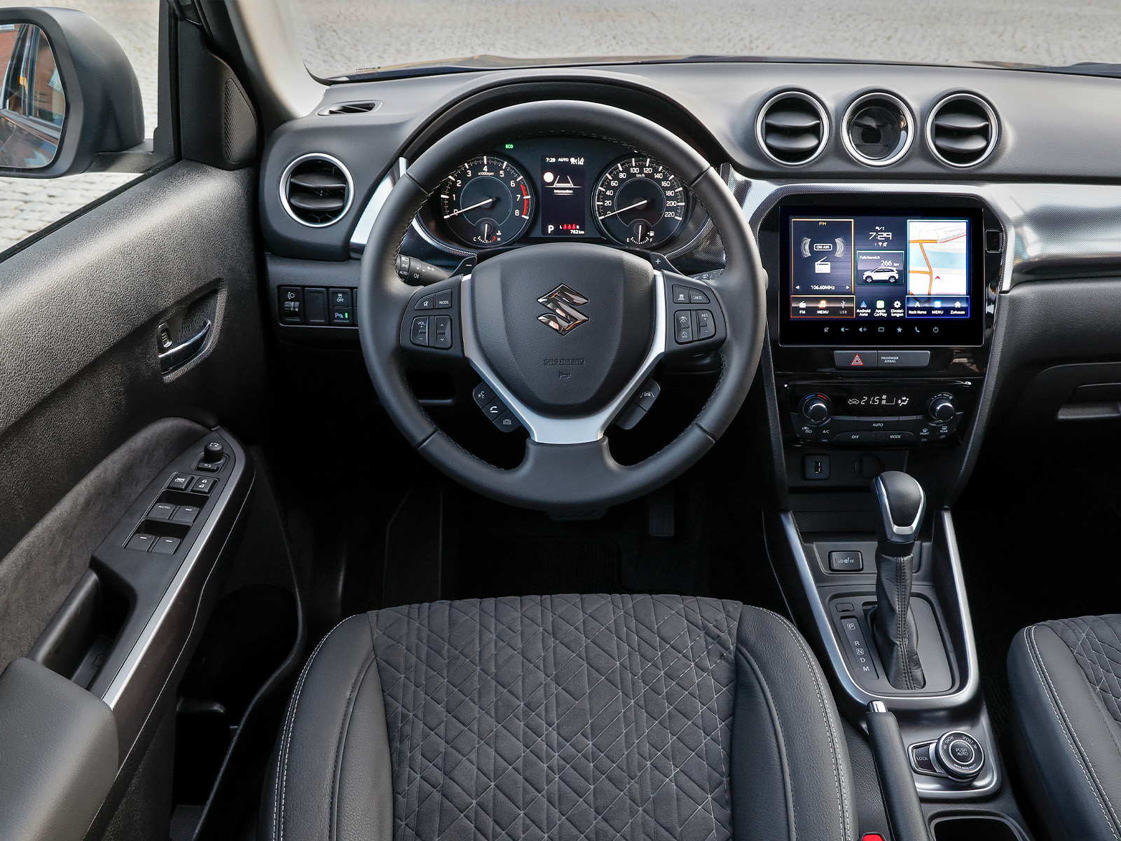 Suzuki Vitara black Friday Leasing Deal 2025 Cockpit