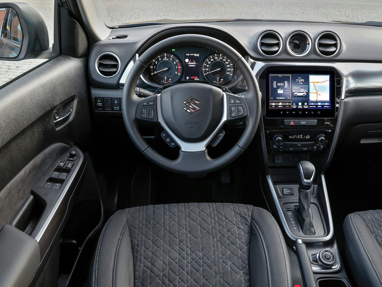 Suzuki Vitara black Friday Leasing Deal 2025 Cockpit