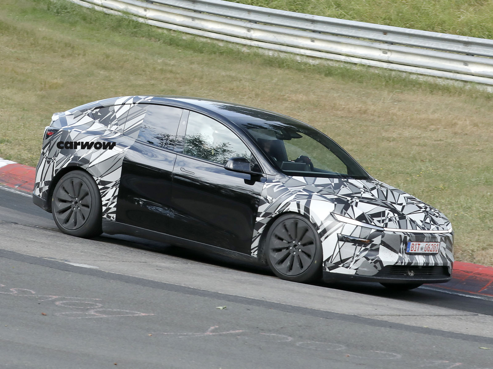 Tesla Model Y L auf Testfahrt