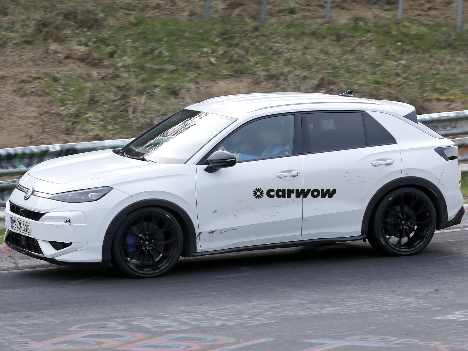 VW T-Roc R Testfahrt Nurburgring Seitenansicht