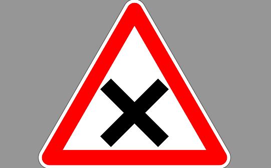 Verkehrsschild_Kreuzung-rechts-Vorfahrt