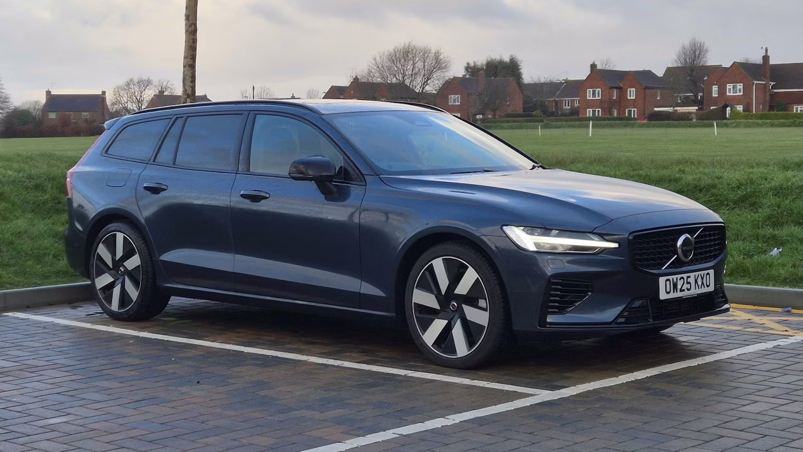 Volvo-V60-long-termer-front