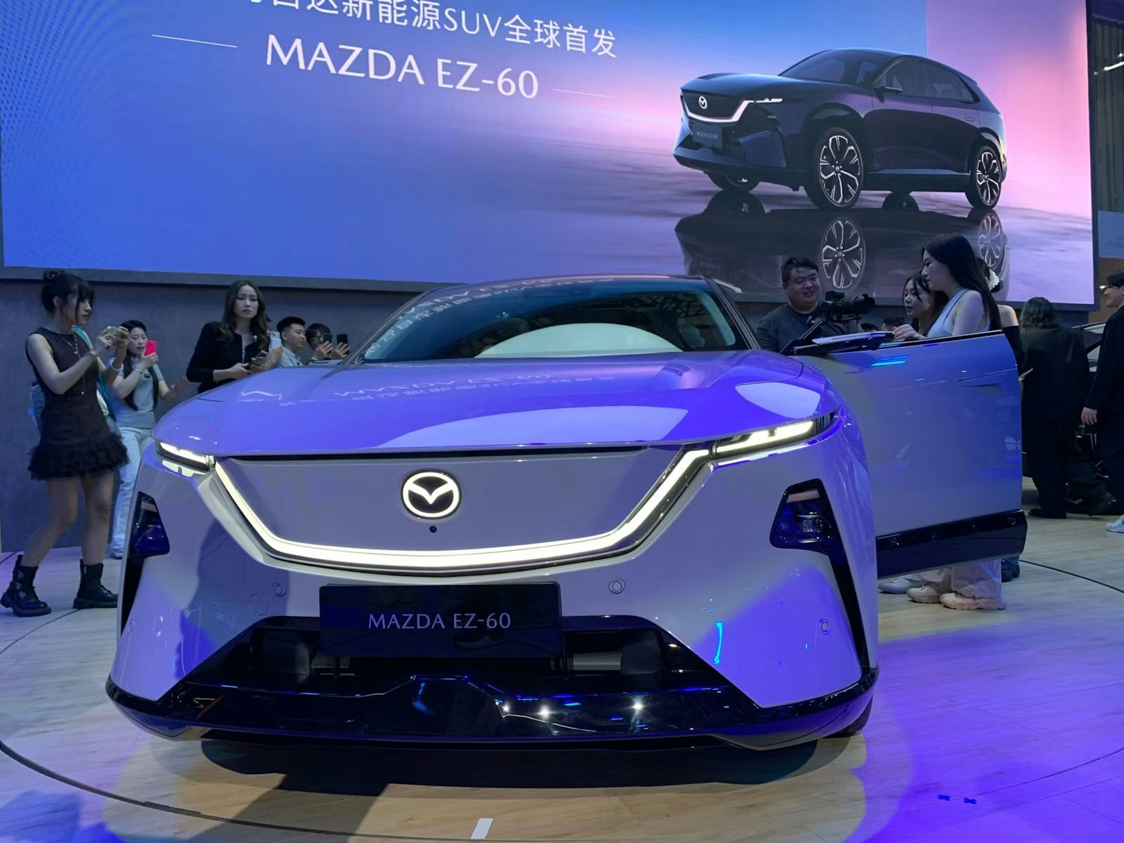 Mazda EZ-60 CX-6e unveiled in China